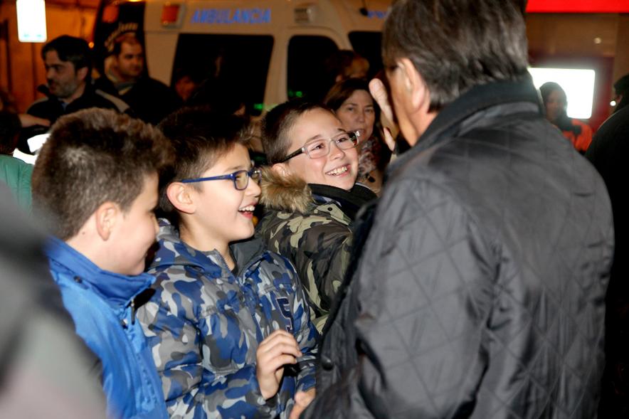 Encendido de Luces de Navidad 2017 - Imagen del alcalde García de Vinuesa rodeado de niños.