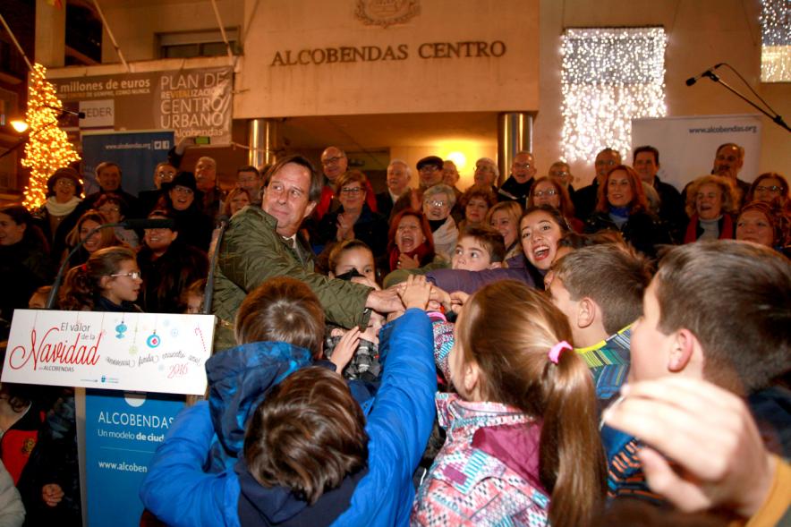 Encendido de Luces de Navidad 2016 - Imagen del alcalde García de Vinuesa durante la inauguración rodeado por el público asistente.