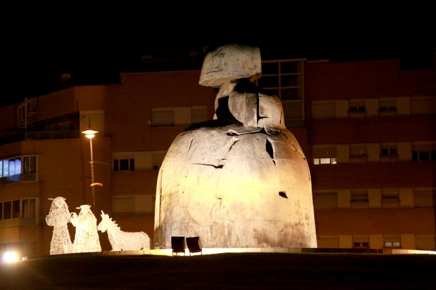 Encendido de Luces de Navidad 2016 - Imagen de la Menina de la rotonda iluminada.
