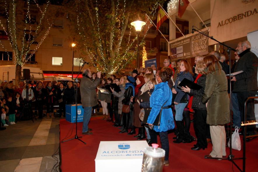 Encendido de Luces de Navidad 2016 - Imagen de un coro cantando en la calle.
