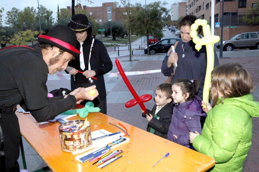 Proceso Participativo Elección Luces de Navidad -  Animador con los participantes.