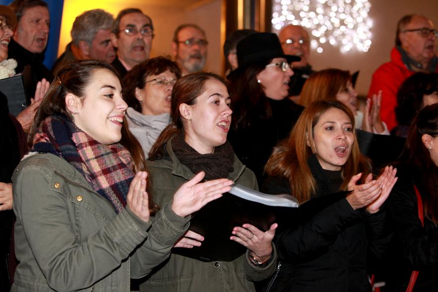 Encendido de Luces de Navidad 2016 - Imagen de un coro cantando en la calle.