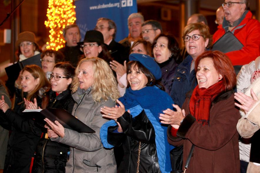 Encendido de Luces de Navidad 2016 - Imagen de un coro cantando en la calle.