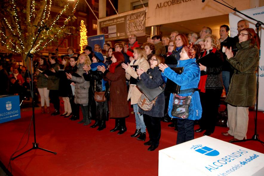 Encendido de Luces de Navidad 2016 - Imagen de un coro cantando en la calle.