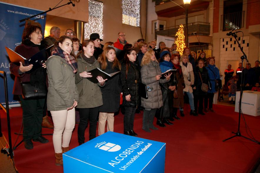 Encendido de Luces de Navidad 2016 - Imagen de un coro cantando en la calle.