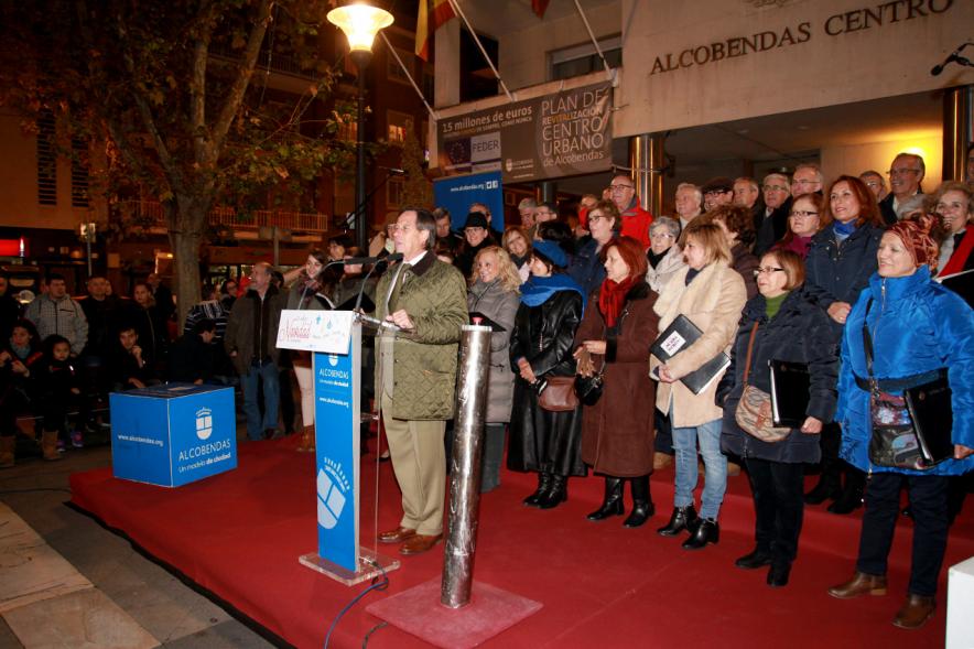 Encendido de Luces de Navidad 2016 - Imagen del alcalde García de Vinuesa durante la inauguración.