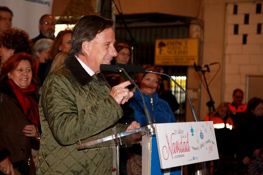 Encendido de Luces de Navidad 2016 - Imagen del alcalde García de Vinuesa dirigiéndose al público asistente.