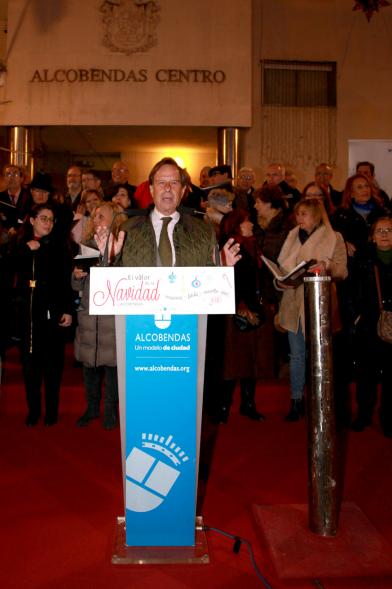 Encendido de Luces de Navidad 2016 - Imagen del alcalde García de Vinuesa dirigiéndose al público asistente.