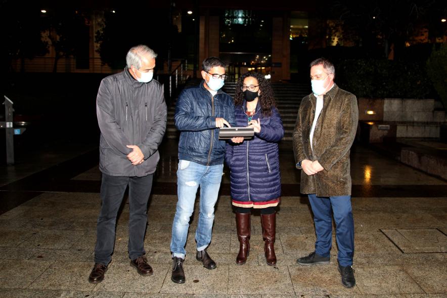 Alcalde Rafael Sánchez, concejala Cristina Martínez y autoridades dando el encendido a las luces de navidad. 2020