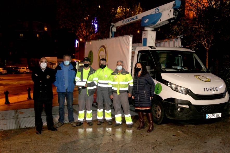 Autoridades y operarios encargados de las luces de Navidad.  - 2020