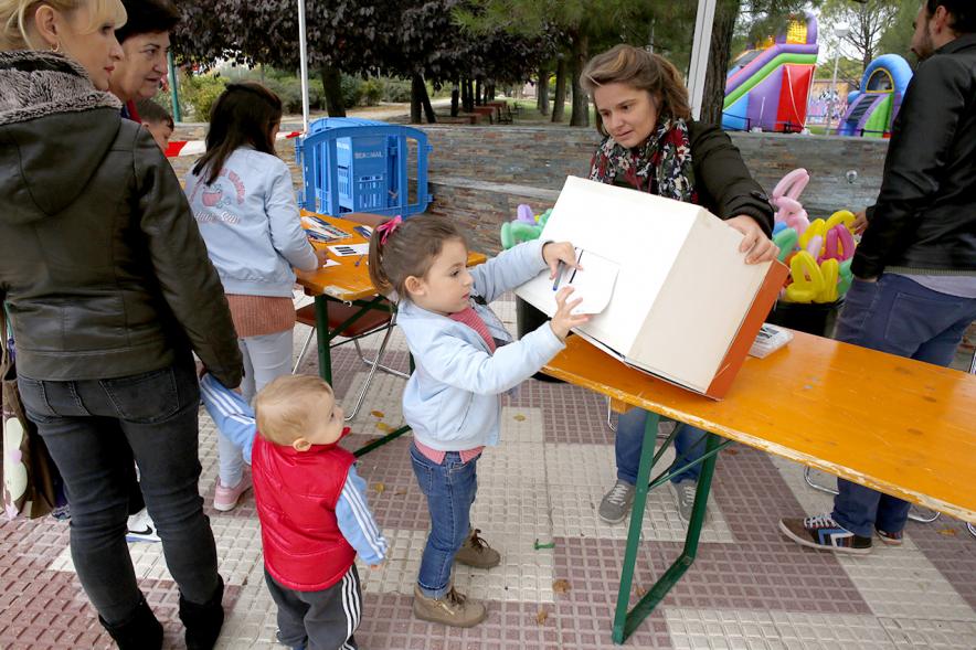 Proceso Participativo Elección de Luces Navideñas 2018 - Imagen de una familia con niños votando.