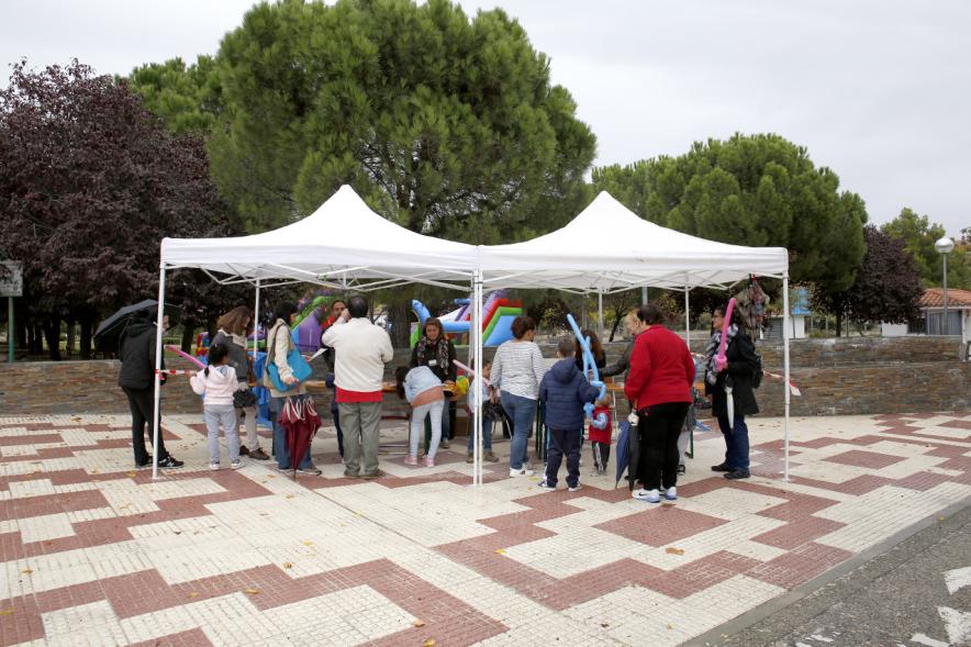 Proceso Participativo Elección de Luces Navideñas 2018 - Panorámica de las carpas y el publico para  la elección de las luces.