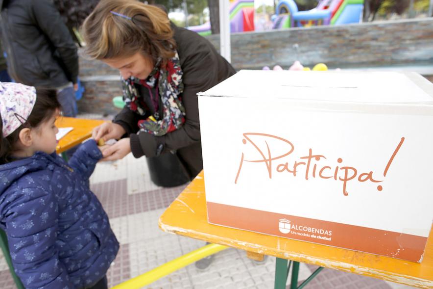Proceso Participativo Elección de Luces Navideñas 2018 - Primer plano de la urna para los votos.