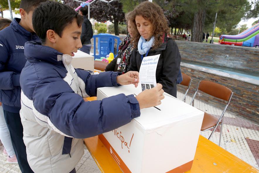 Proceso Participativo Elección de Luces Navideñas 2018 - Imagen de varios niños votando. 