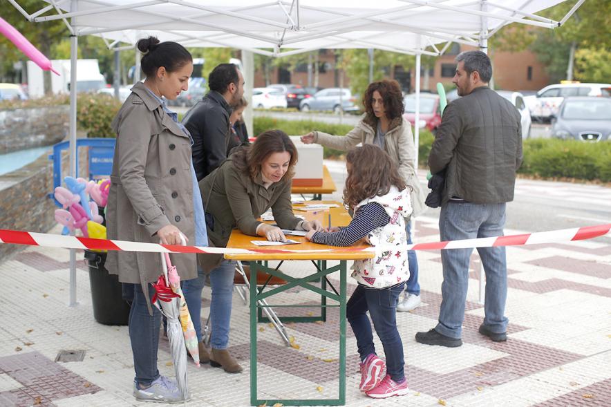 Proceso Participativo Elección de Luces Navideñas 2018 - Varias representantes municipales interactuando con los niños.