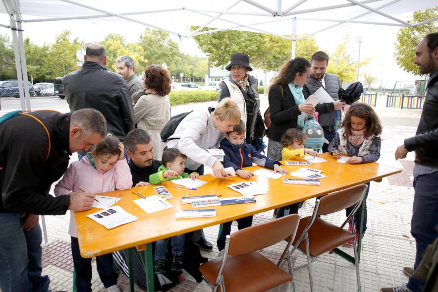 Proceso Participativo Elección de Luces Navideñas 2018 - Primer plano de la mesa  y los usuarios participando.