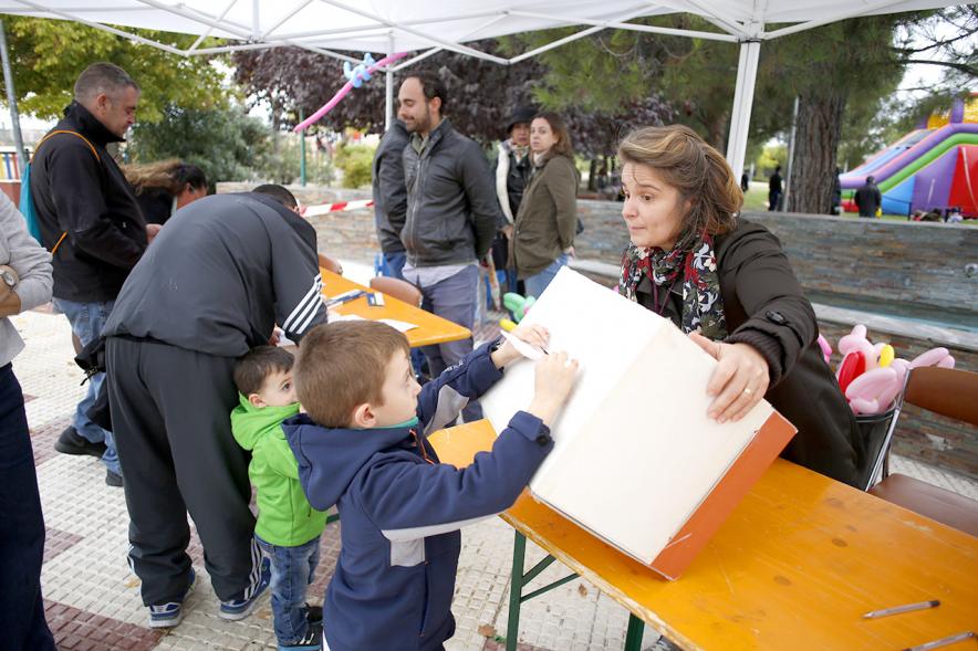 Proceso Participativo Elección de Luces Navideñas 2018 - Imagen de la concejal  recibiendo el voto de un niño.