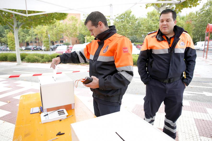 Proceso Participativo Elección de Luces Navideñas 2018 - Varios miembros de Protección Civil votando.