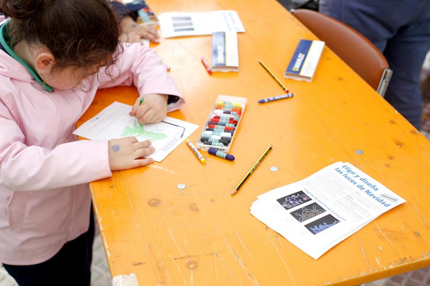Proceso Participativo Elección de Luces Navideñas 2018 - Primer plano de una niña pintando la tarjeta.