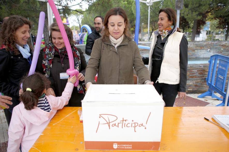 Proceso Participativo Elección de Luces Navideñas 2018 - Imagen de varias autoridades municipales junto  a la urna con los votos.