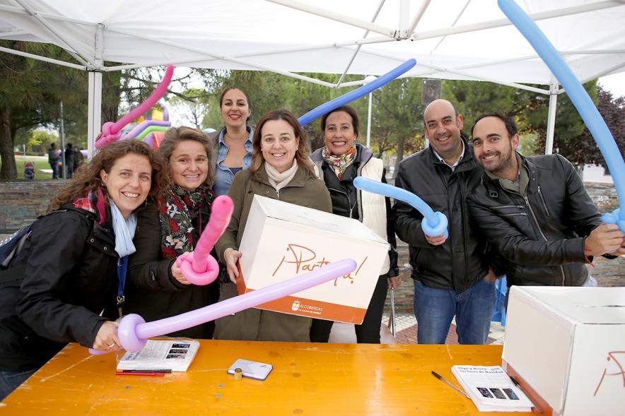 Proceso Participativo Elección de Luces Navideñas 2018 - Imagen divertida de las autoridades municipales con espadas de globos.