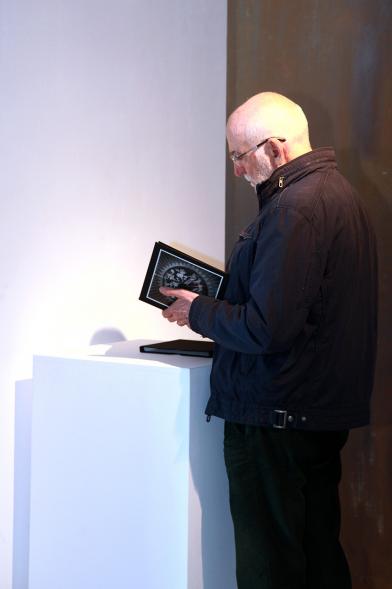 Inauguración Exposición "El Cielo de Manuel Capón Mauriz - Un asistente a la exposición