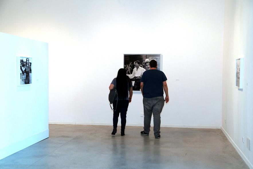 Inauguración Exposición "El Cielo de Manuel Capón Mauriz -Dos asistentes.