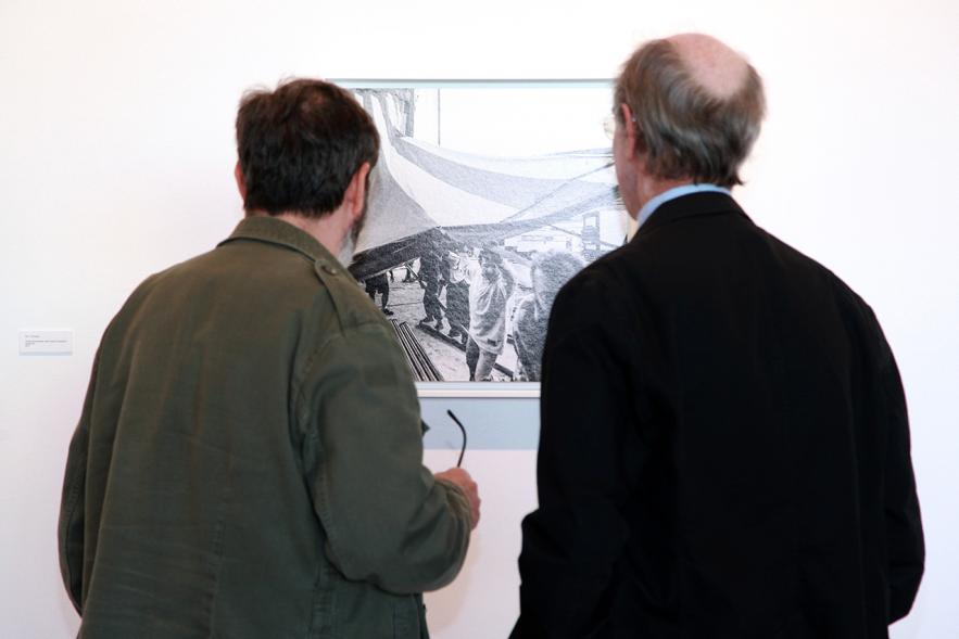 Inauguración Exposición "El Cielo de Manuel Capón Mauriz - Dos asistentes a la exposición.
