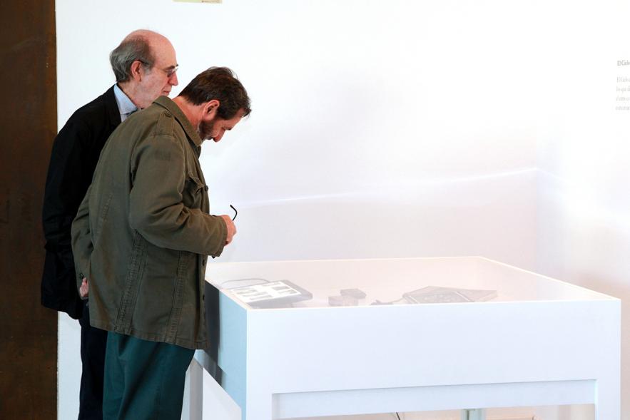 Inauguración Exposición "El Cielo de Manuel Capón Mauriz - Dos asistentes a la exposición.