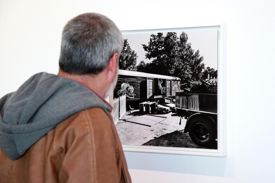 Inauguración Exposición "El Cielo de Manuel Capón Mauriz - Un asistente a la exposición.