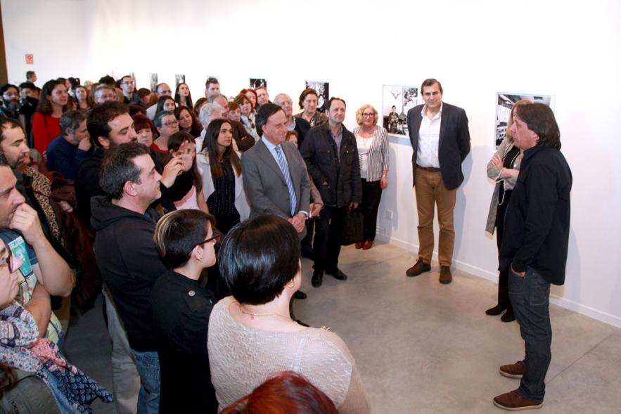 Inauguración Exposición "El Cielo de Manuel Capón Mauriz - El autor junto a las autoridades.