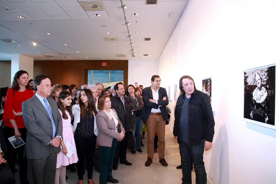 Inauguración Exposición "El Cielo de Manuel Capón Mauriz - El autor junto a las autoridades.