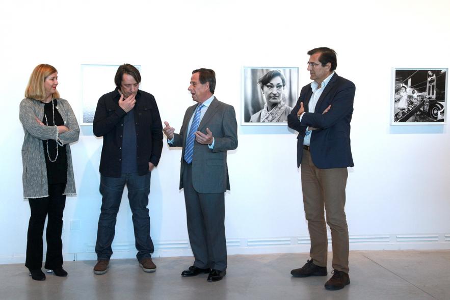 Inauguración Exposición "El Cielo de Manuel Capón Mauriz -El autor junto a las autoridades.