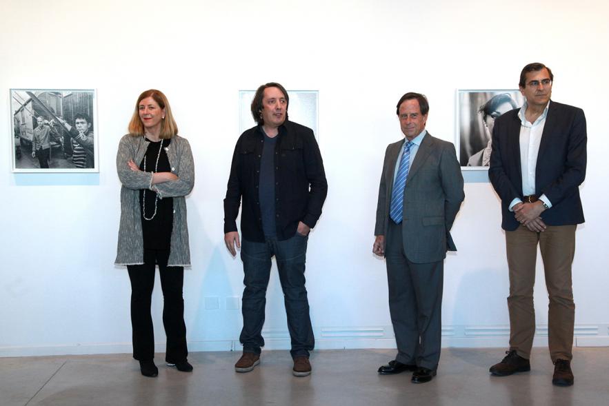 Inauguración Exposición "El Cielo de Manuel Capón Mauriz - El autor junto a las autoridades.