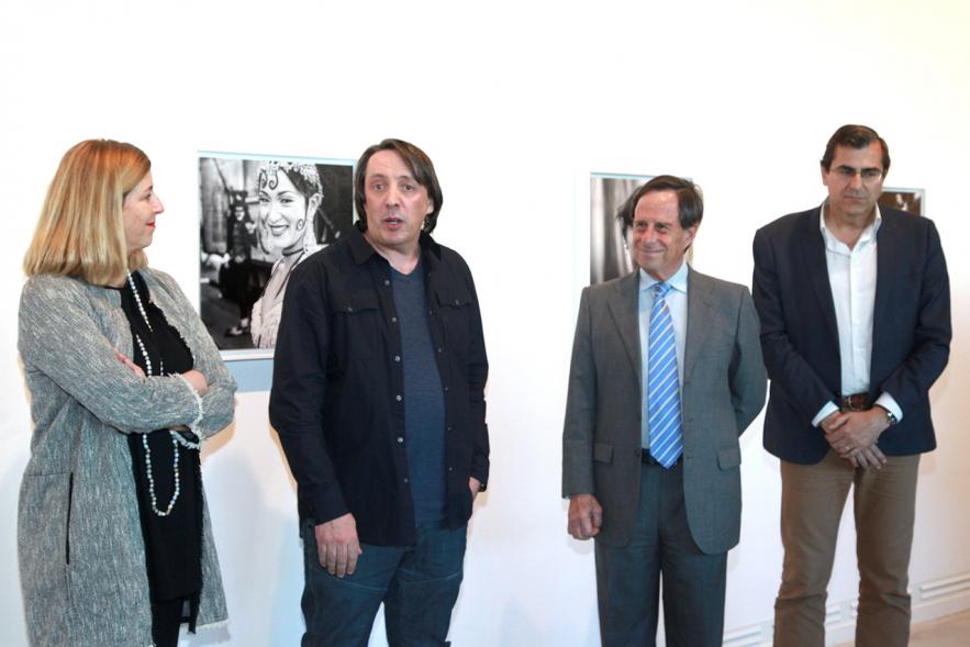 Inauguración Exposición "El Cielo de Manuel Capón Mauriz - El autor junto a las autoridades.