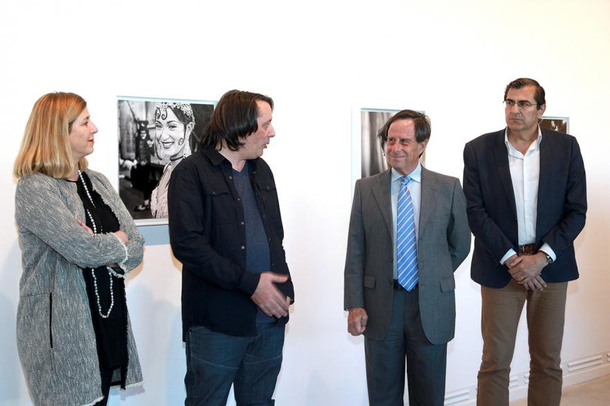 Inauguración Exposición "El Cielo de Manuel Capón Mauriz - El autor junto a las autoridades.