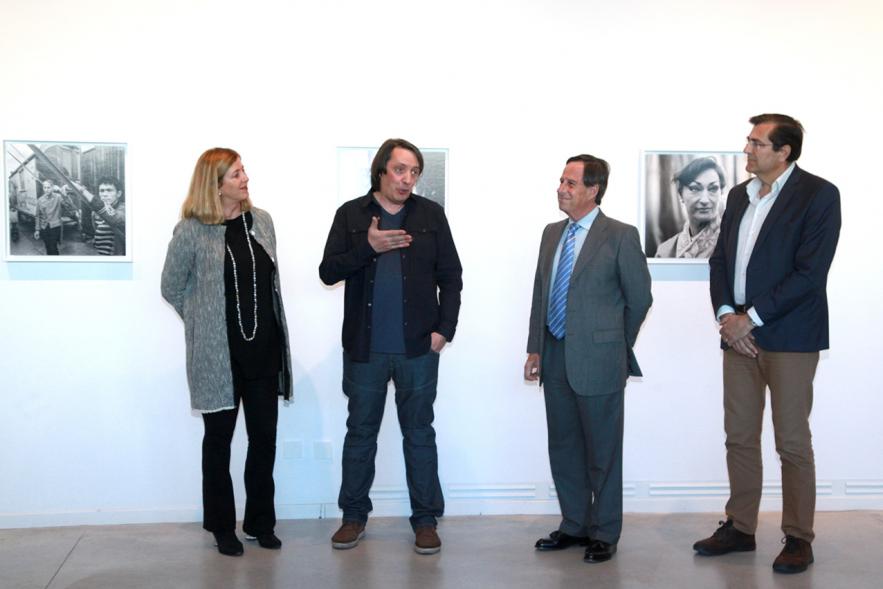Inauguración Exposición "El Cielo de Manuel Capón Mauriz - El autor junto a las autoridades.