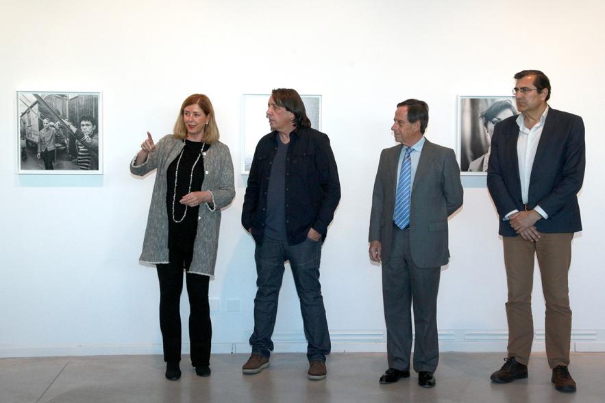 Inauguración Exposición "El Cielo de Manuel Capón Mauriz - El autor junto a las autoridades.