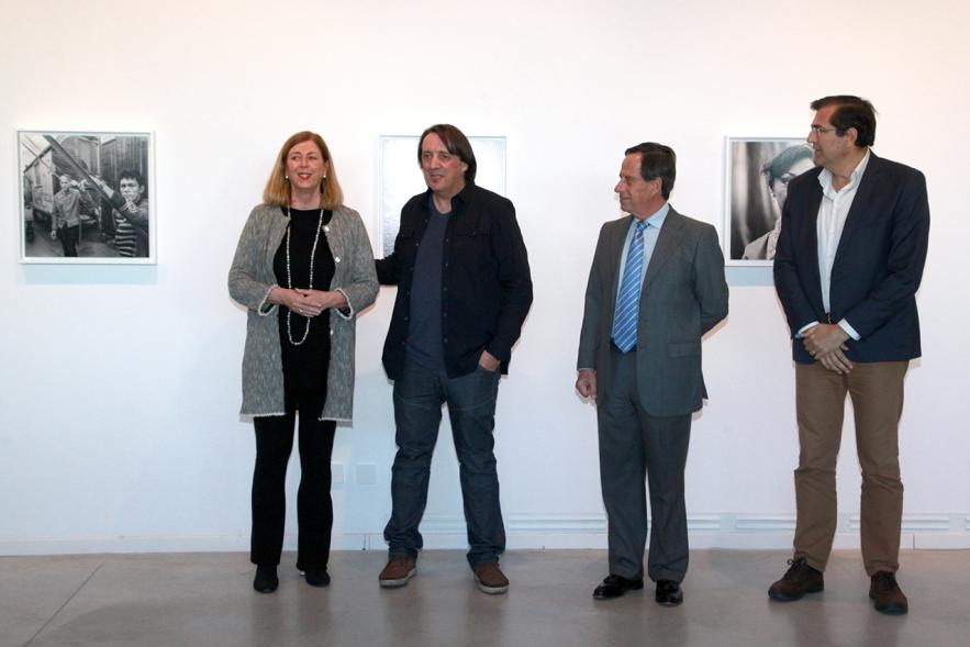 Inauguración Exposición "El Cielo de Manuel Capón Mauriz - El autor junto a las autoridades.