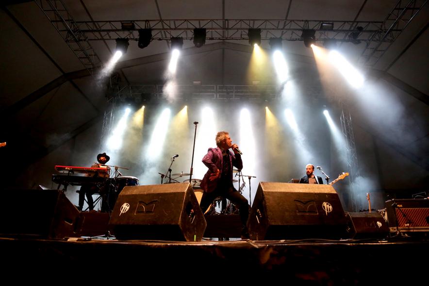 Cantante bajo los focos 