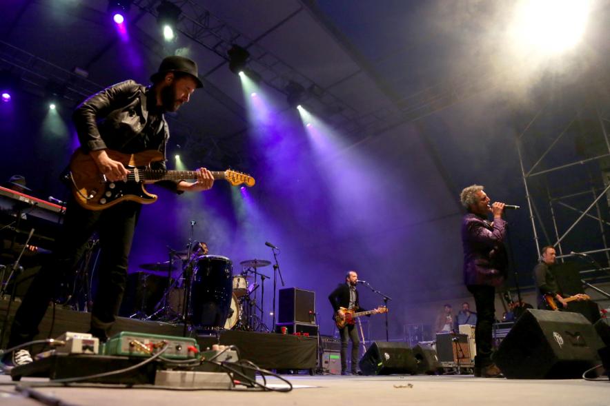 Miembros de la banda bajo los focos
