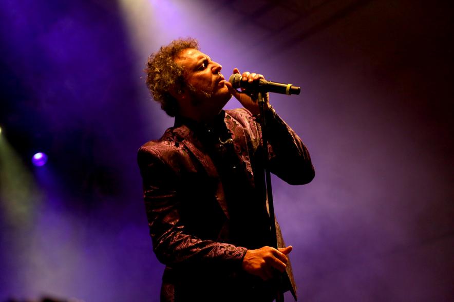 Cantante bajo los focos 
