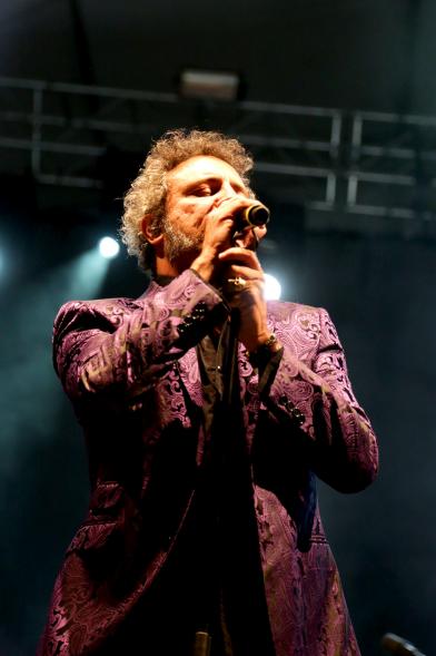 Cantantes durante la actuación