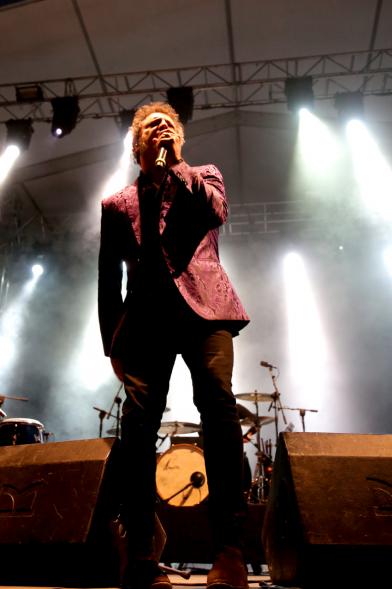 Cantante bajo los focos 