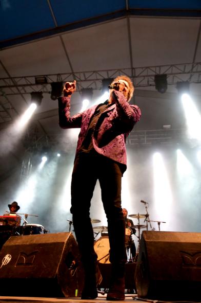 Cantante dándolo todo