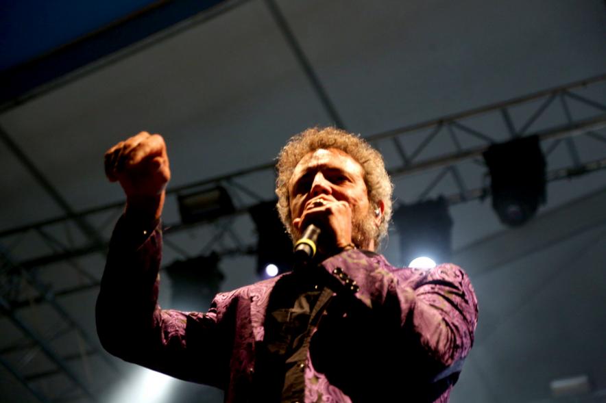 Cantante durante la actuación