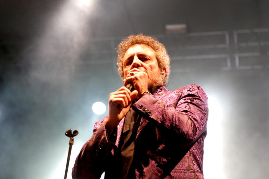 Cantante bajo los focos 