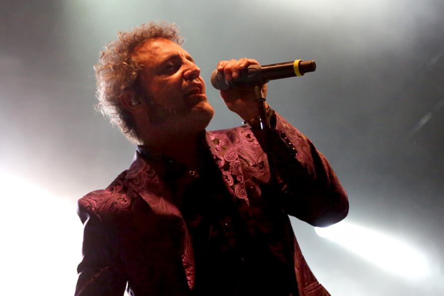 Cantante durante la actuación