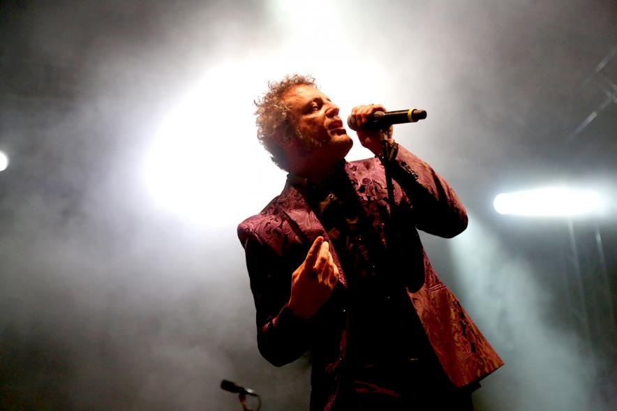 Cantante bajo los focos 