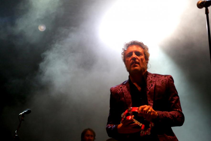 Cantante bajo los focos 